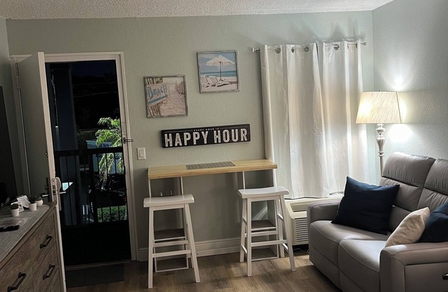 Cozy condotel with King Bed, WiFi, great pool, fitness room and much more!