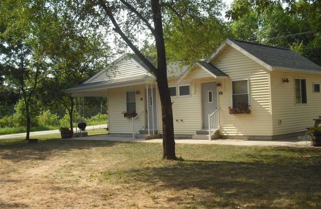 Cozy Cottage 2 on Lake Road