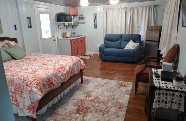 Cozy cottage 20 minutes to beaches! Less than 10 minutes to OWA & Beach Express.