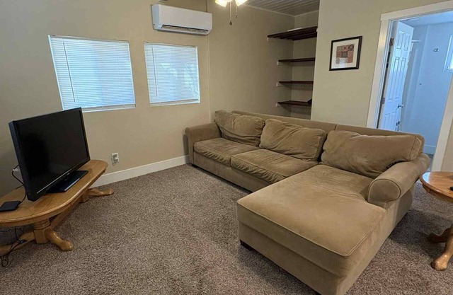 Cozy Cottage Downtown Paso Robles. Centrally located.