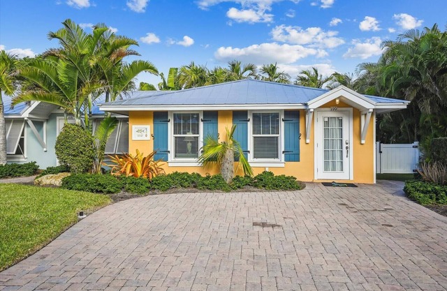 Cozy Cottage for 4 located steps from the beach. Heated Pool in private Patio.