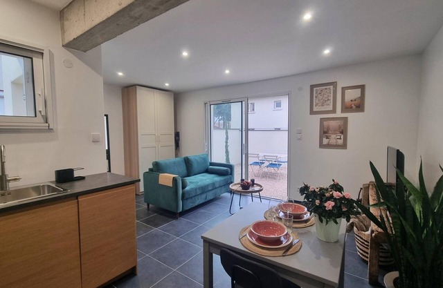 Cozy cottage for 2 in Montrond-les-Bains with private parking