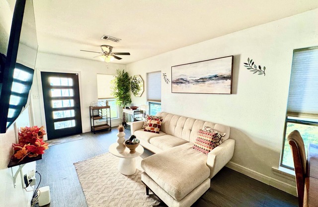 🏡Cozy Cottage Home located in the heart of Gonzales !