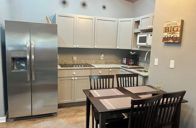 Cozy Cottage in Downtown Winslow Near Devil's Den, 1BR, Full Kitchen&Bath, +WIFI