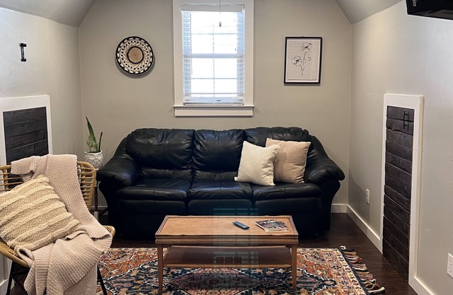 Cozy Cottage in DT Florence, AL.