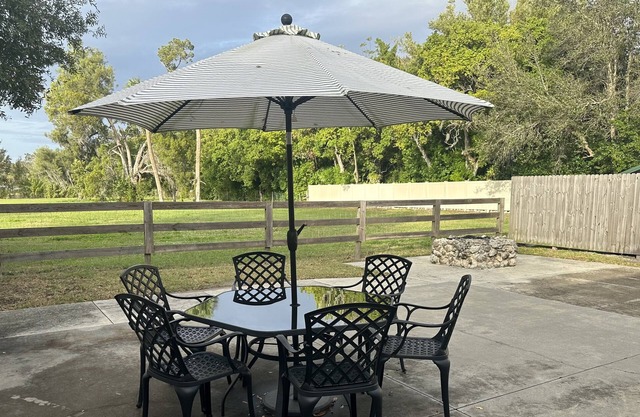 Cozy cottage in Sarasota in a quiet setting, 15 minute drive to Siesta Beach.