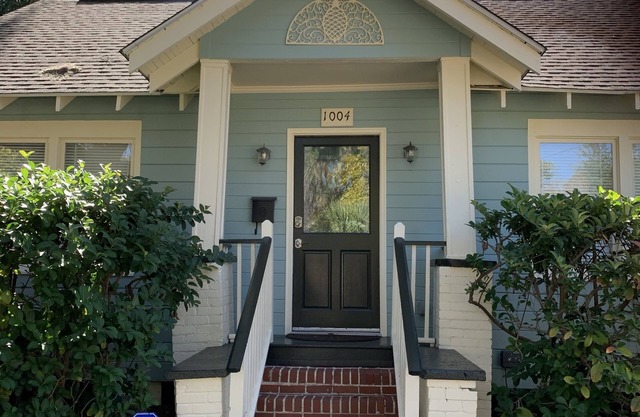 Cozy Cottage in the Heart of Historic District!