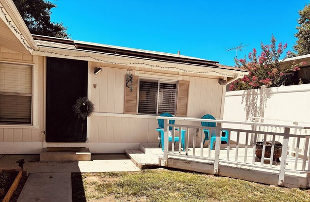 Cozy cottage located minutes from LA.