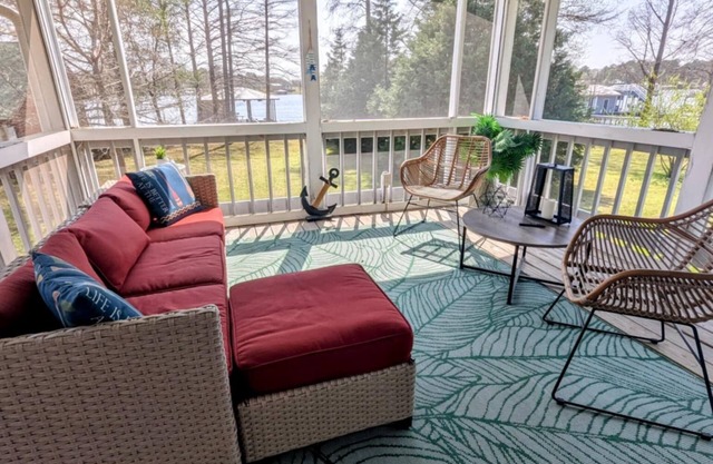 Cozy Cottage/mobile home on the water @ Lake Balckshear