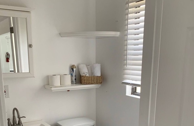 Cozy Cottage On 400-Acre Resort