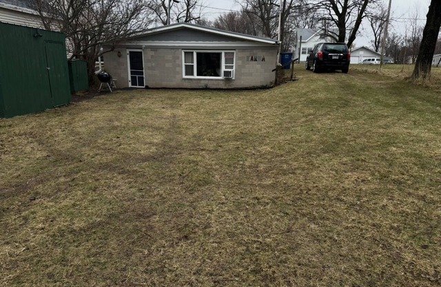 Cozy cottage on the Fox River, in town location