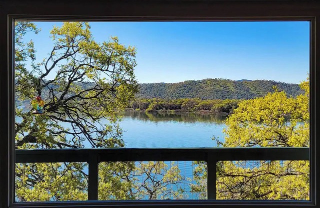 Cozy Cottage: Panoramic Lake Views, WiFi, Deck