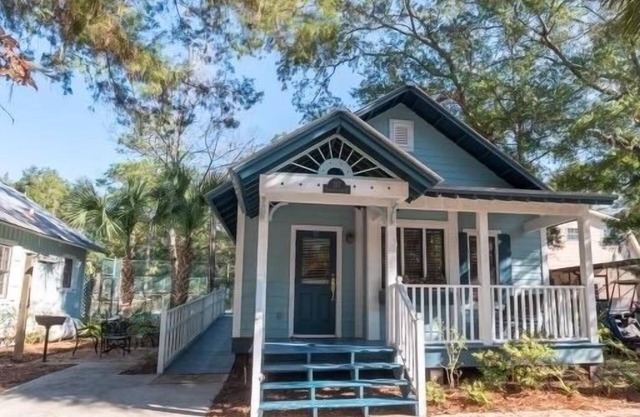 Cozy cottage ! Pet friendly ! Sleeps 4