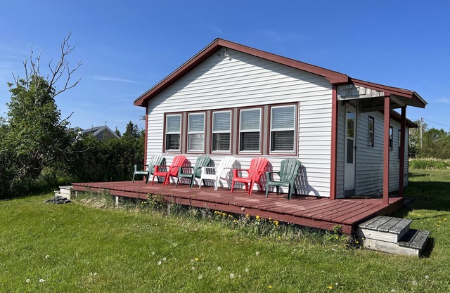 Cozy cottage, steps from the beach.