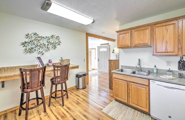 Cozy Cottage Studio: Stunning Mountain Views!