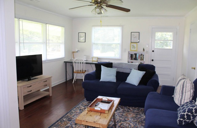 Cozy Cottage with Fire Pit - Family & Pet friendly - Near Downtown Chickamauga