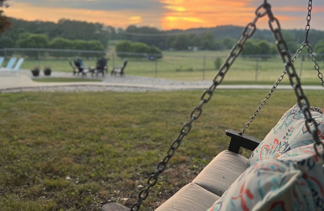 Cozy cottage with pool, hot tub, WiFi, & AC on a peaceful farm in Tunnel Hill