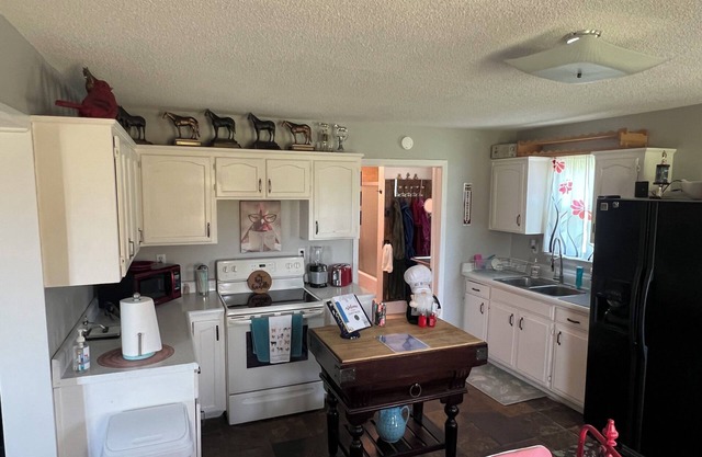 Cozy country lodging and a hot tub