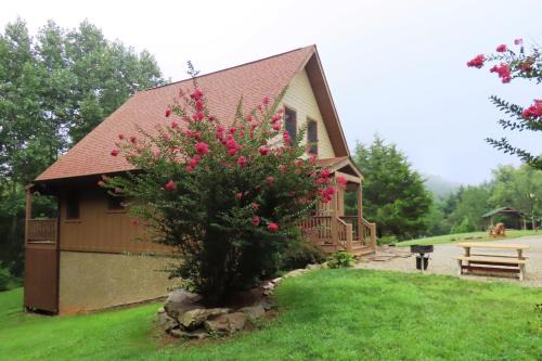 Cozy Couples Getaway with Hot Tub Fox Ridge Cabin