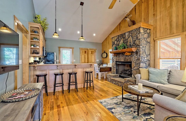 Cozy Cove Retreat by Chatuge Home Concierge Private Swim Dock, kayaks, grill