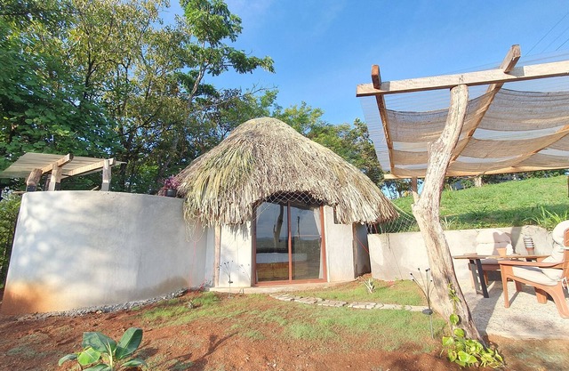 Cozy, cozy cabins, abundant breakfast, valley views, 1 km from the sea.