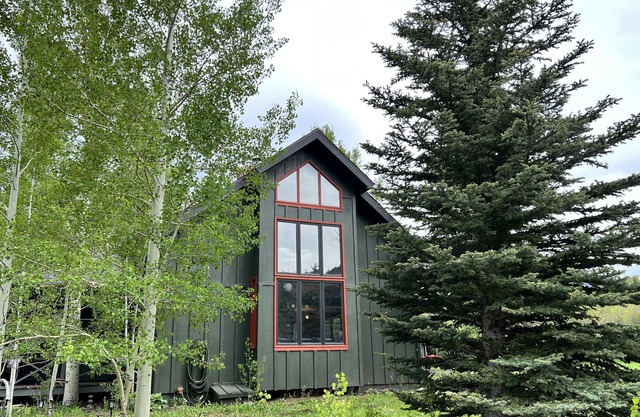 Cozy Creek side 3 bedroom Cabin- kid & pet friendly