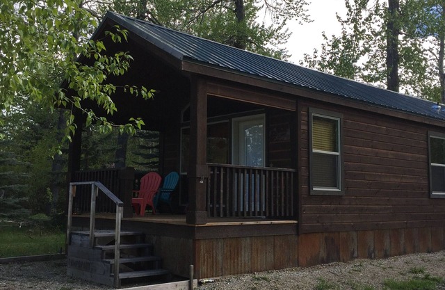Cozy Creekside Cabin