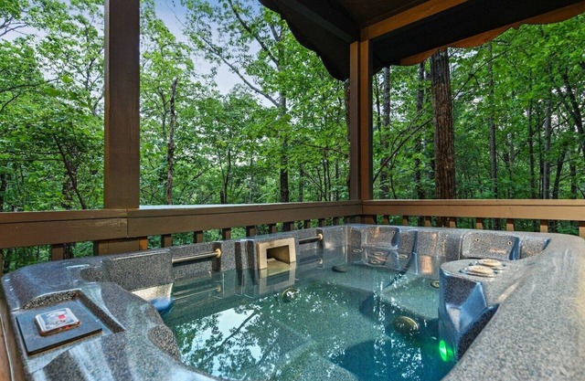 Cozy Cub Cabin~Hot Tub~Fire Pit