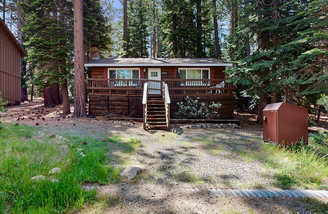 Cozy, dog-friendly cabin with large private deck, fireplace, BBQ-close to trails