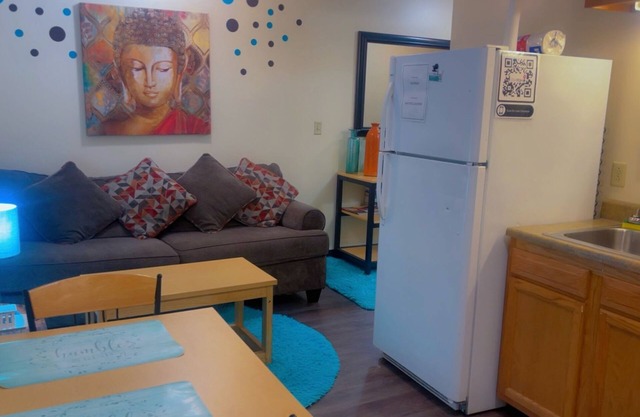 Cozy Downtown Apartment | TV & Walkable Location