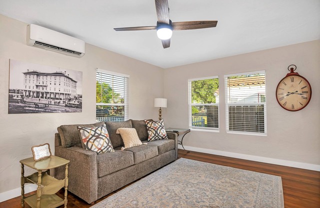 Cozy Downtown Cottage