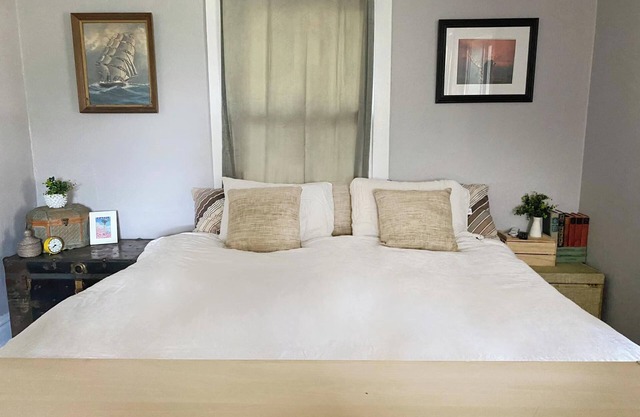 Cozy, eclectic 2-bedroom in Hyde Park with a balcony, perfect for a KC retreat.