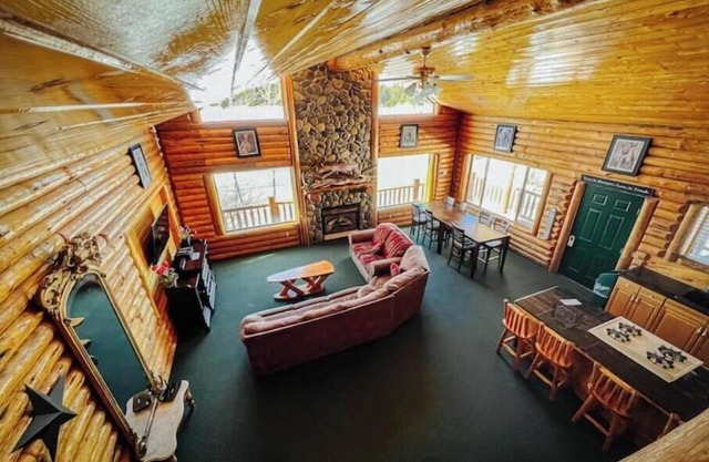 Cozy Edgewater Cabin Retreat With Stunning River View!