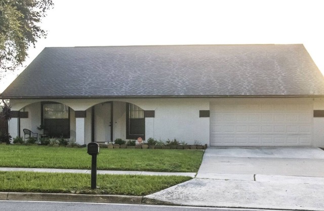 Cozy Elegant 3 Bedroom 2 Bath House with Fireplace