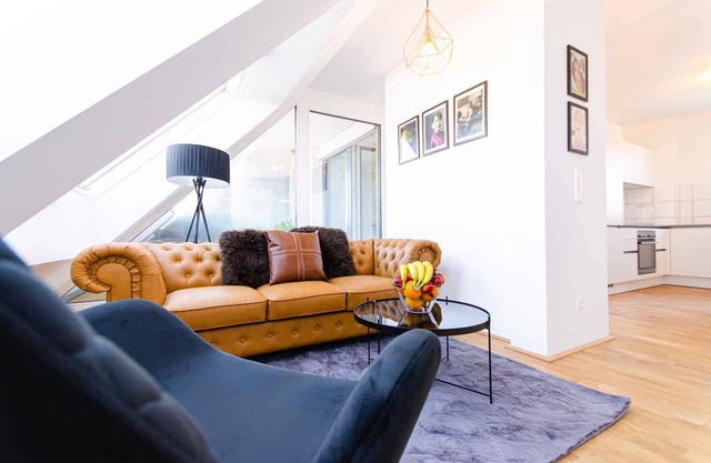 ★Cozy & Elegant★ | Near Danube, ♛King Bed, Balcony
