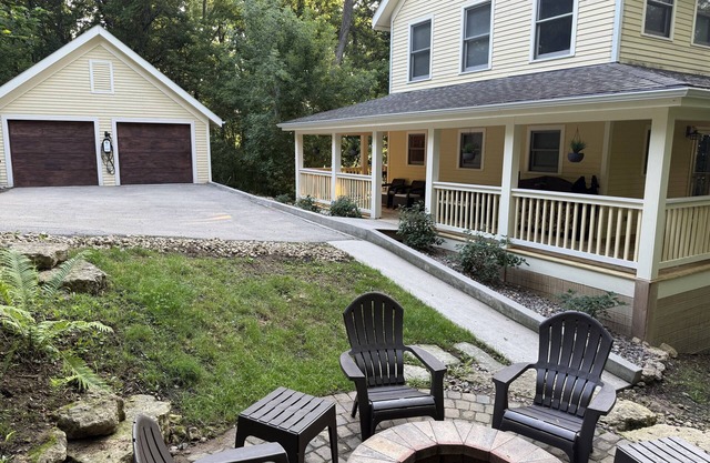 Cozy Fall Stroll 2 Town ~ Farmhouse Feel, Pet Friendly, Wildlife all around!