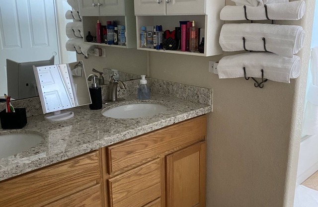 Cozy family home. Minutes away from west gate (state farm stadium)!