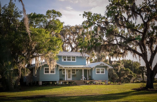 Cozy farm home 2 miles from Terra Nova and 14 miles from Lakewood Ranch.