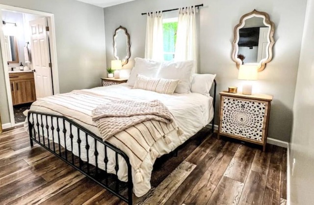 Cozy Farmhouse Cottage close to town