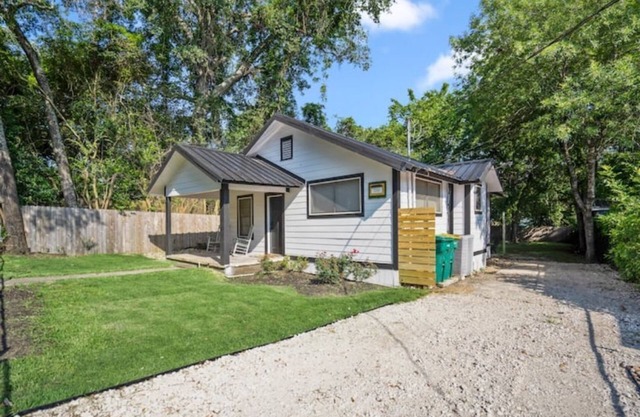 Cozy farmhouse in downtown Conroe