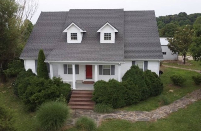 Cozy Farmhouse with 4 Bedrooms and 3 Baths