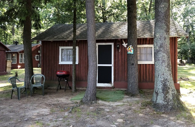 Cozy "Flip Flops" Cabin in the woods with Pentwater Lake frontage and access