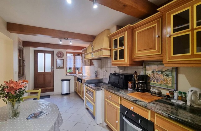 Cozy 2-Bedroom Cottage with Garden, Wi-Fi, BBQ, and Modern Amenities in Saint-Germain-Laval