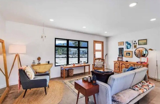 Cozy Fresh Desert Hideaway, 5 mins to Joshua Tree, sleeps 8