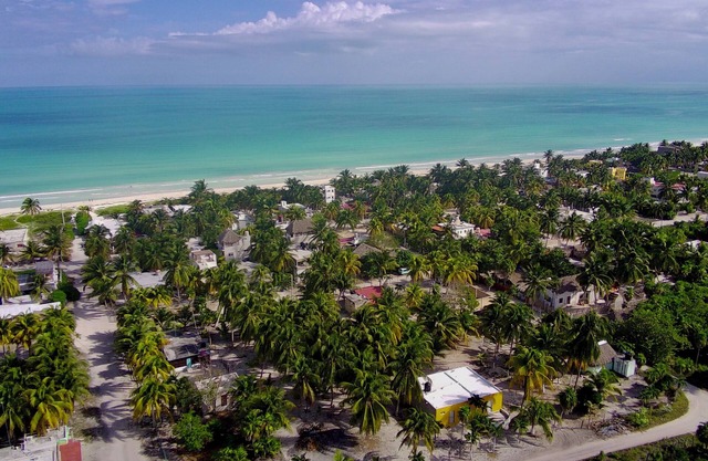 Cozy fully equipped house just one block away from a pristine beach!