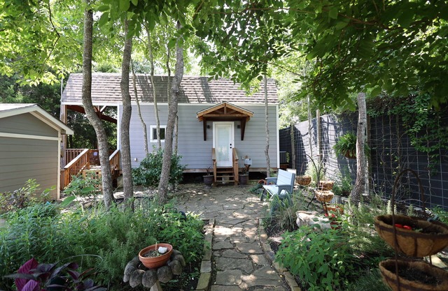 Cozy Garden Cottage