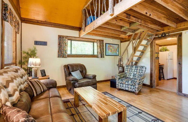 Cozy Georgia Abode with Deck, Fire Pit and Lake Access