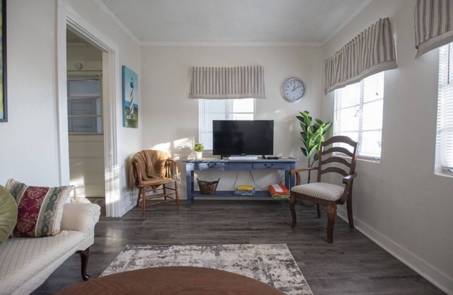 Cozy get-away within walking distances to bars, restaurants and the water front!