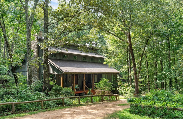 Cozy getaway in Cartersville and near Lakepoint Sports