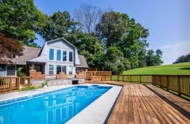 Cozy Getaway in Knoxville